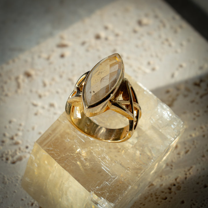 9crt Gold Infinity Knot Ring - Gold Tektite