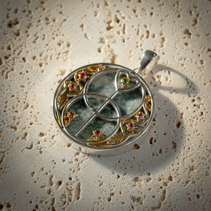 Vesica Pendant with Preseli Bluestone The Vesica Pisces is the symbol of the world famous Chalice Well spring set at the foot of the Glastonbury Tor. It is known for its renowned healing waters and is also linked to the mysteries of the Holy Grail, the Arthurian lineage and the ancient Mother Goddess