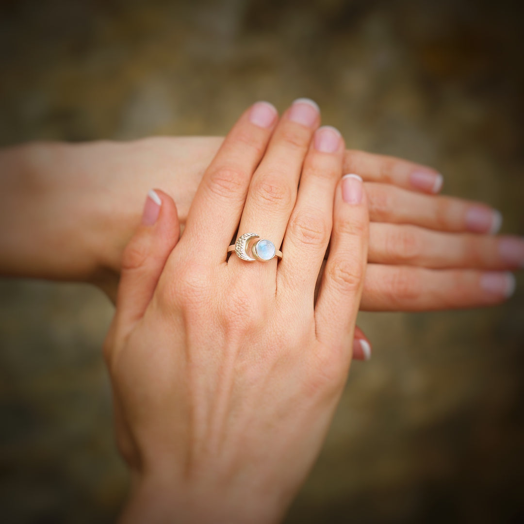 Lunaris Rainbow Moonstone Ring